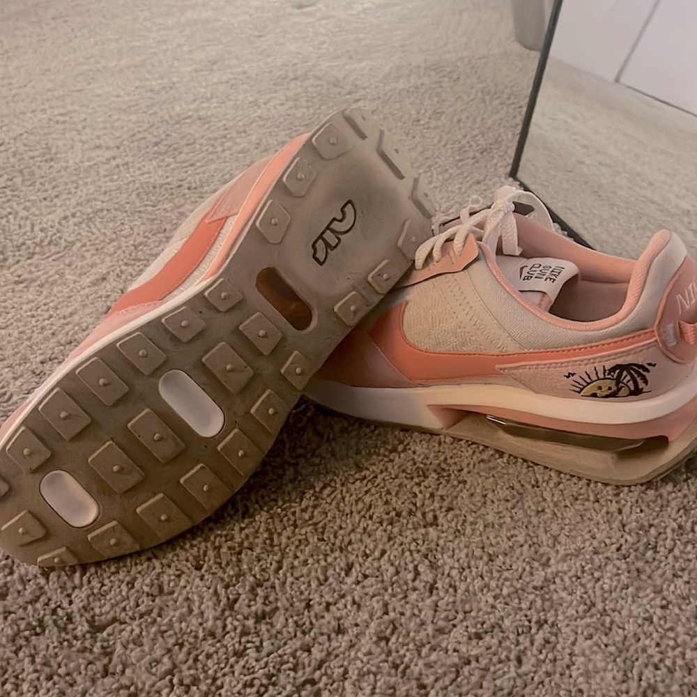 Nike sun club new no box or tags. Never worn